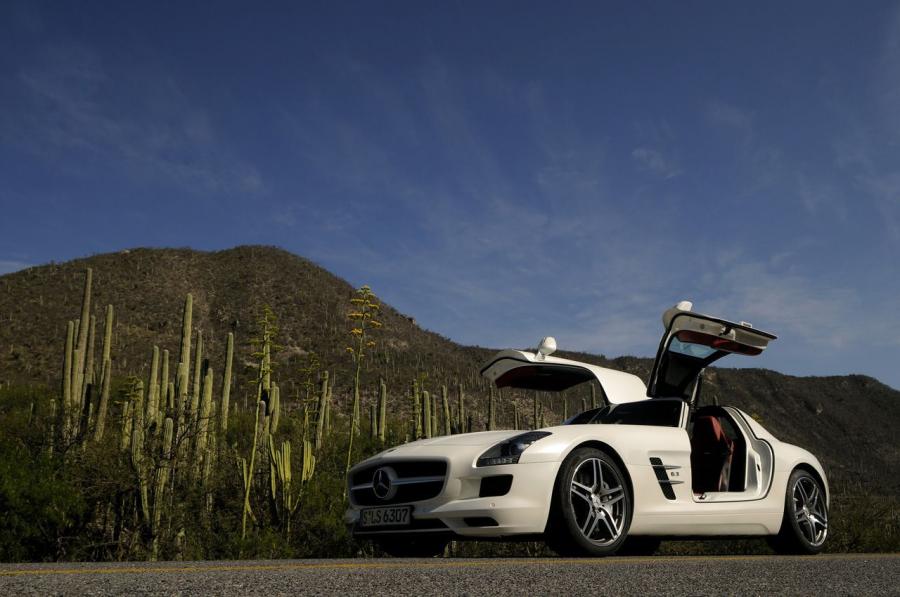  Mercedes-Benz SLS AMG White 2011 года  (фото 18 из 29)